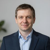 Профессиональный портрет уверенного и дружелюбного сотрудника развивающего центра для детей-билингвов Бибигон Чудо
