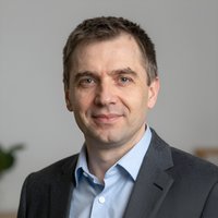 Профессиональный портрет уверенного и дружелюбного сотрудника развивающего центра для детей-билингвов Бибигон Чудо