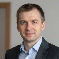Профессиональный портрет уверенного и дружелюбного сотрудника развивающего центра для детей-билингвов Бибигон Чудо